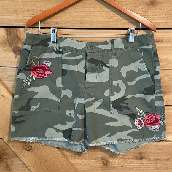 VENUS Pants - VENUS Camo Cargo Shorts with Pink Embroidered Flowers